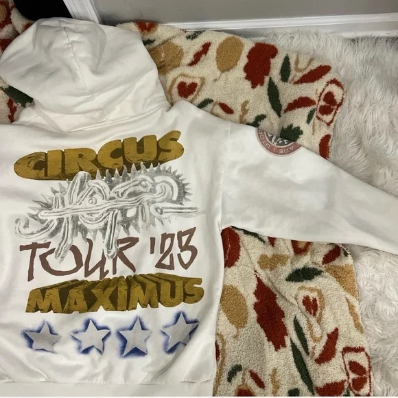 Travis Scott White Graphic Hoodie

Worn once. - Picture 5 of 7